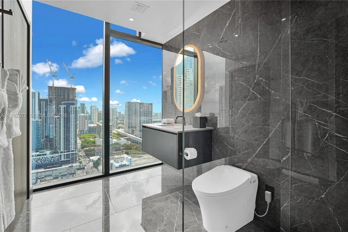 20 NE 11th St #2710, Miami: photo 1 of 30