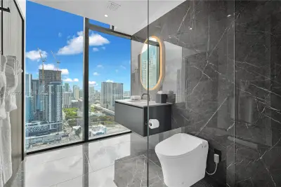 20 NE 11th St #2710, Miami: photo 1 of 30