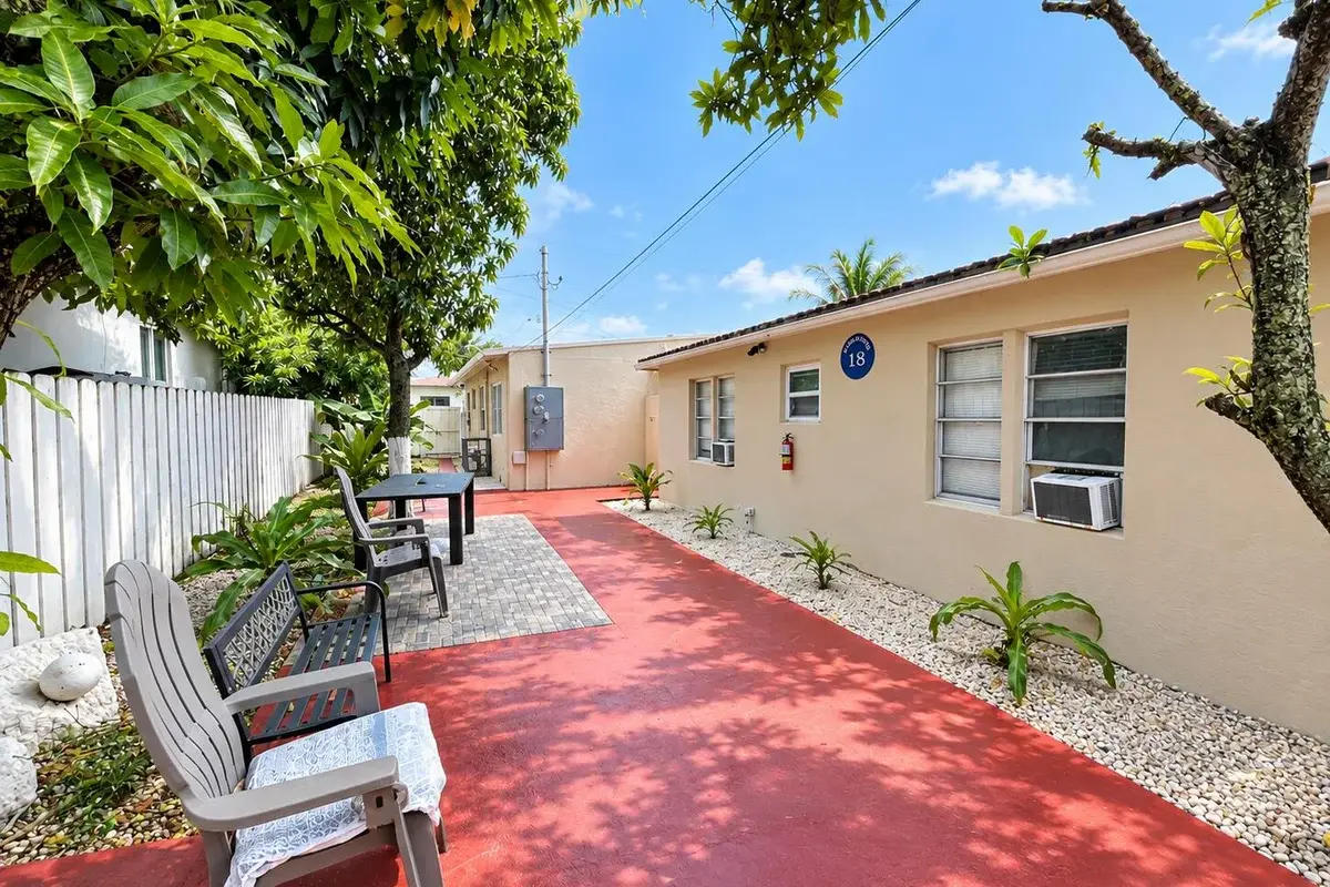 2204 Atlanta St #3, Hollywood: photo 1 of 8
