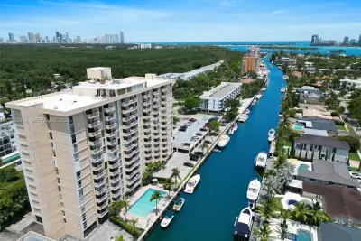 2350 NE 135th St #1101, North Miami: photo 1 of 19