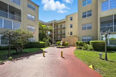 2801 Somerset Dr #101, Lauderdale Lakes: photo 1 of 7