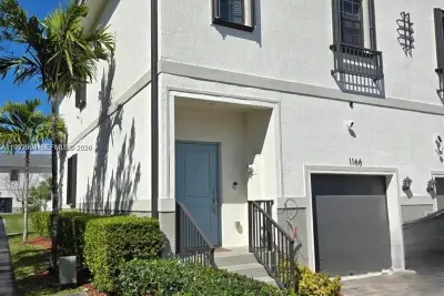 1166 SW 7th Ave, Florida City: photo 1 of 38