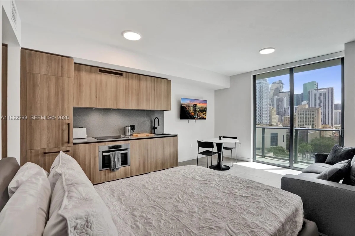 121 NE 5th St #1404, Miami: photo 1 of 41