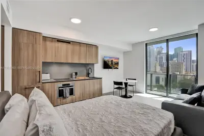 121 NE 5th St #1404, Miami: photo 1 of 41