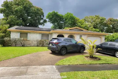 1149 NW 45th Ave, Lauderhill: photo 1 of 8