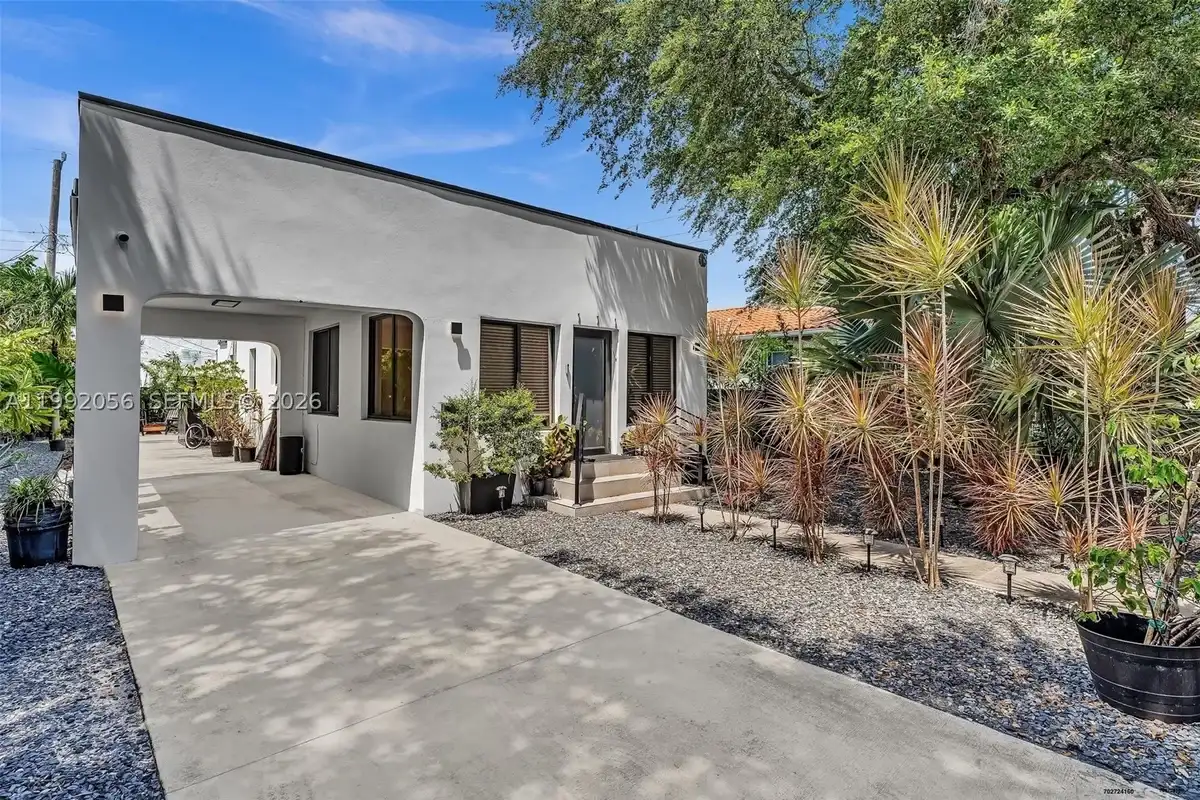 111 NW 46th St, Miami: photo 1 of 44