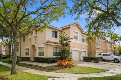12444 SW 42nd St, Miramar: photo 1 of 13