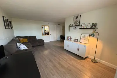 910 Michigan Ave #505, Miami Beach: photo 1 of 17