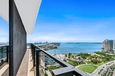 398 NE 5th St #4015, Miami: photo 1 of 9