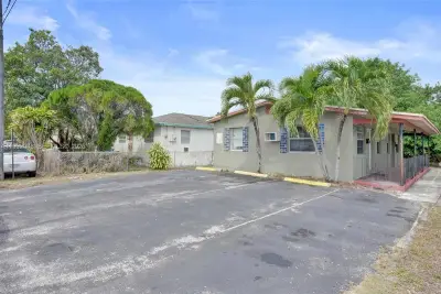 724 NW 6th St, Hallandale Beach: photo 1 of 16