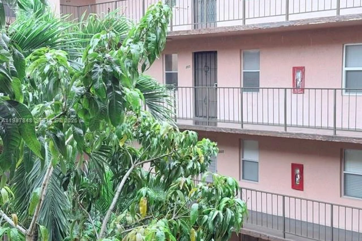 2841 Somerset Dr #305, Lauderdale Lakes: photo 1 of 32
