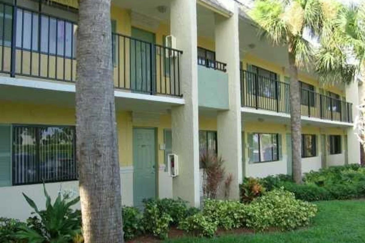 1205 Meadows Cir, Boynton Beach: photo 1 of 13