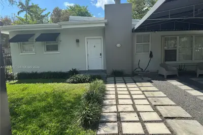 6126 SW 61st St, South Miami: photo 1 of 8