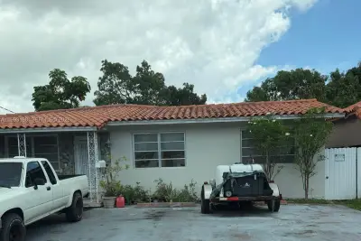 2353 SW 2nd St, Miami: photo 1 of 8