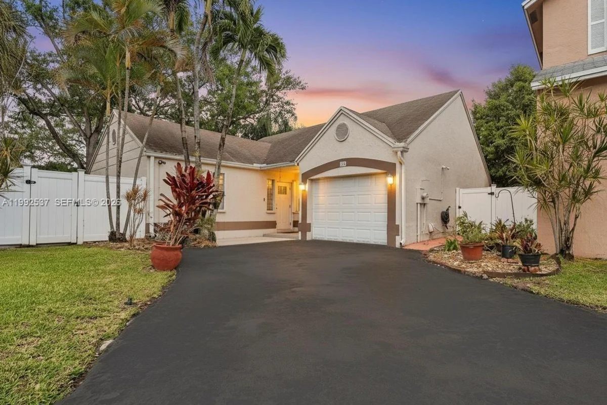 371 NW 101st Ter, Pembroke Pines: photo 1 of 43