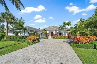 2941 Lake Dr, Riviera Beach: photo 1 of 19