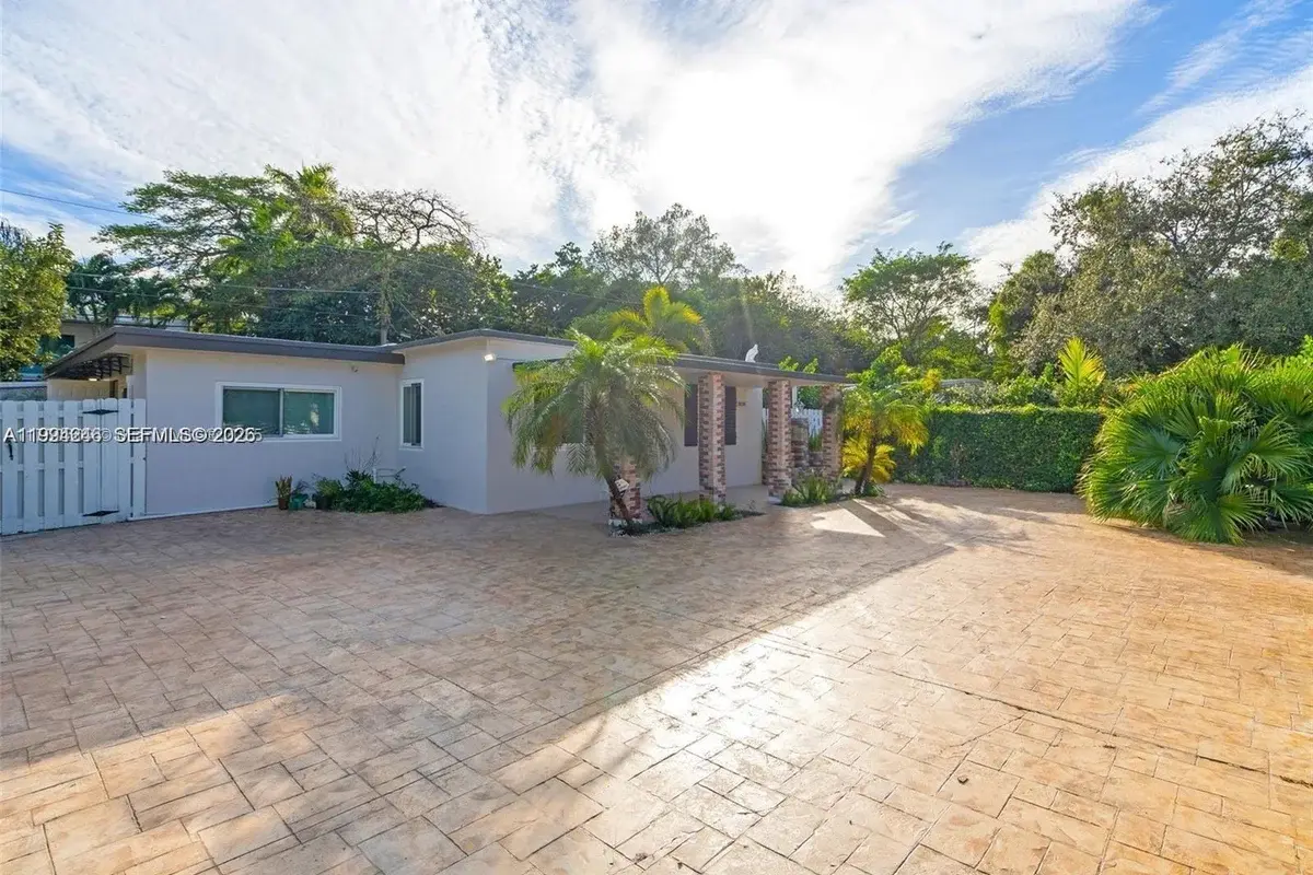 3800 Charles Ter, Miami: photo 1 of 17