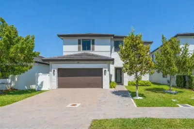 8019 NW 46th Ter, Doral: photo 1 of 48