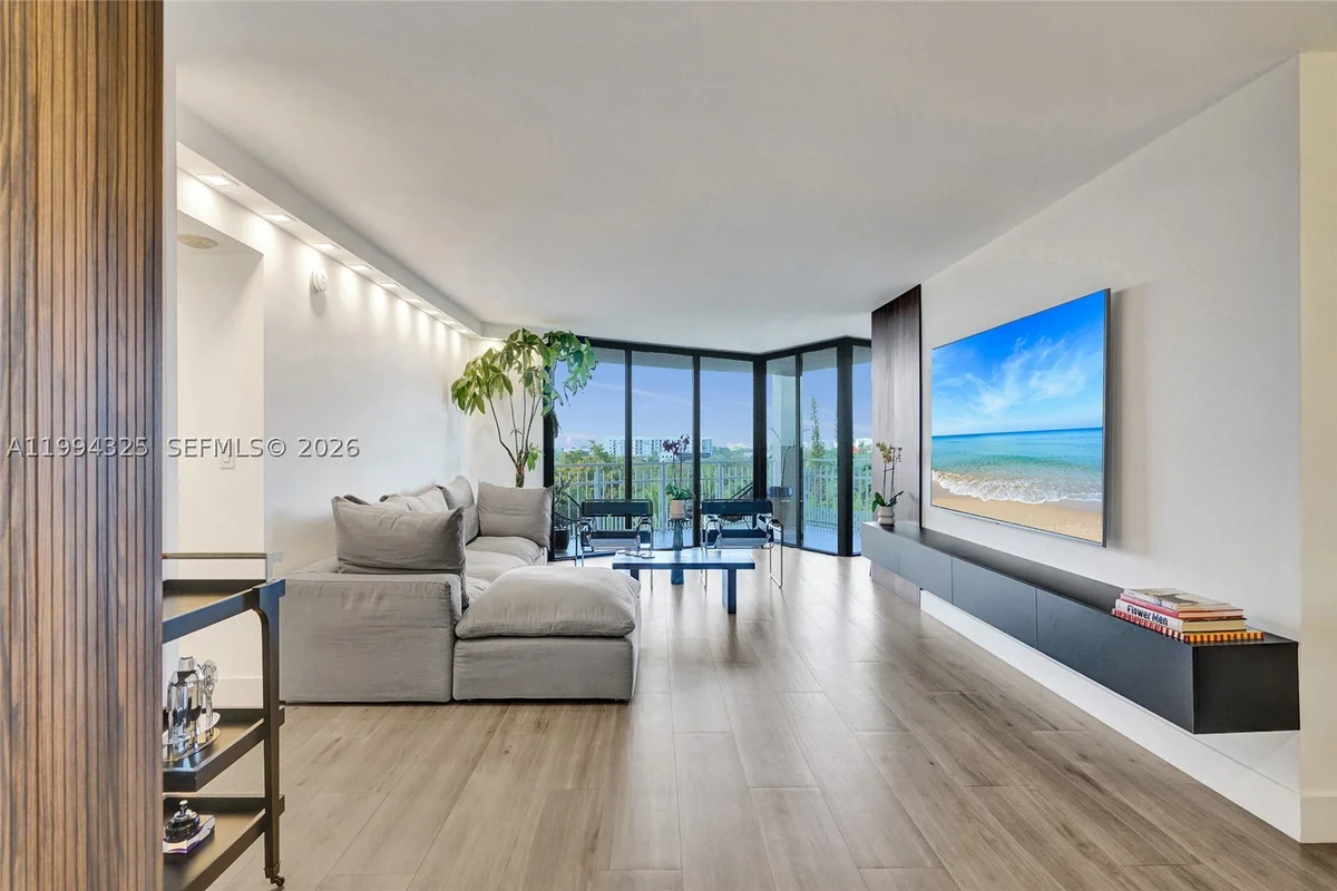 1000 Quayside Ter #707, Miami: photo 1 of 47