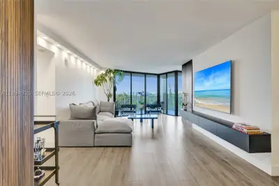 1000 Quayside Ter #707, Miami: photo 1 of 47