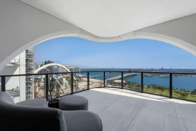 1000 Biscayne Blvd #2702, Miami: photo 1 of 56