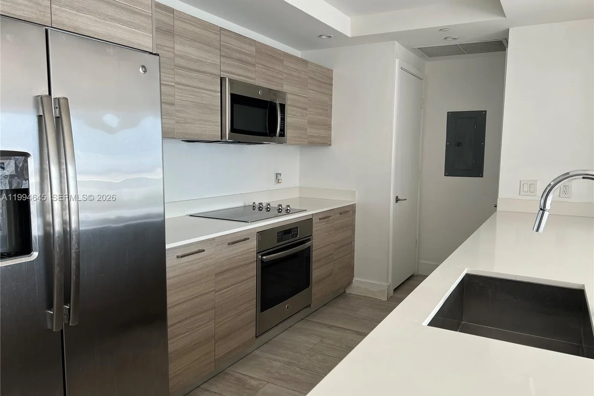 121 NE 34th St #1207, Miami: photo 1 of 38