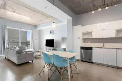 234 NE 3rd St #1106, Miami: photo 1 of 13