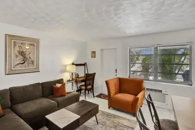 820 NE 16th Ave #9, Fort Lauderdale: photo 1 of 6