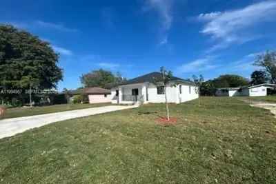 1468 NW 100th St, Miami: photo 1 of 6