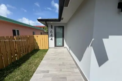 644 NW 6th Ct, Hallandale Beach: photo 1 of 32
