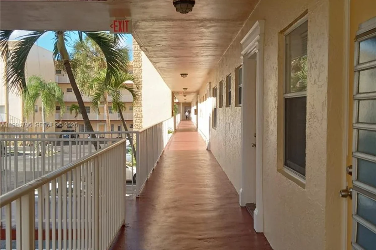 Condo in Lauderdale Lakes: photo 1 of 33