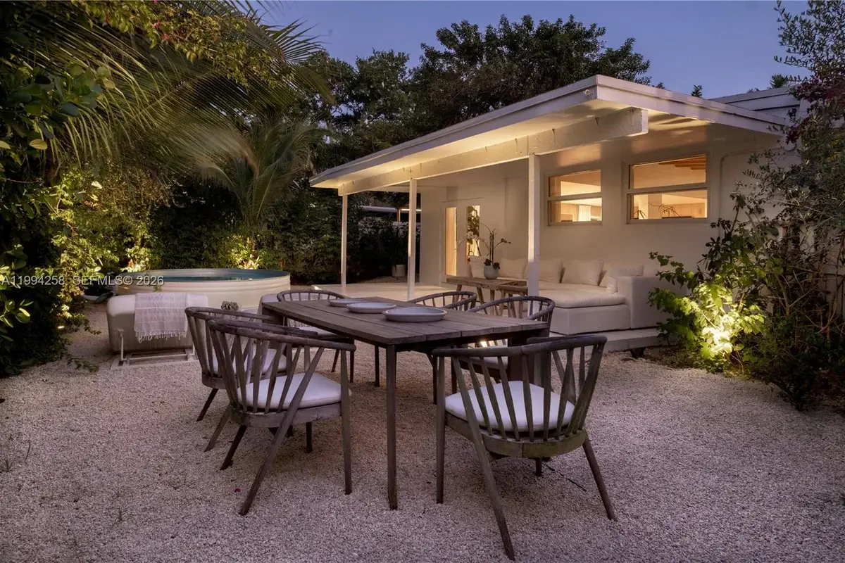3138 SW 15th St, Fort Lauderdale: photo 1 of 39