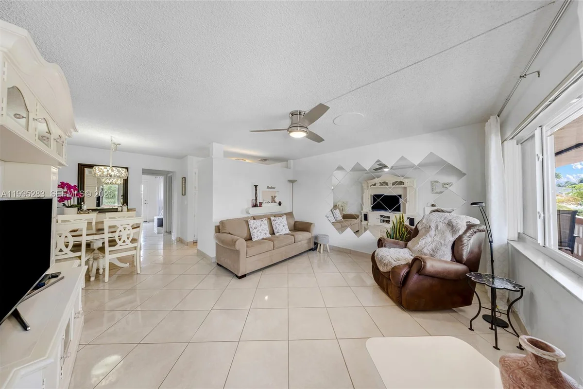 1015 SW 11th Ave #15K, Hallandale Beach: photo 1 of 24