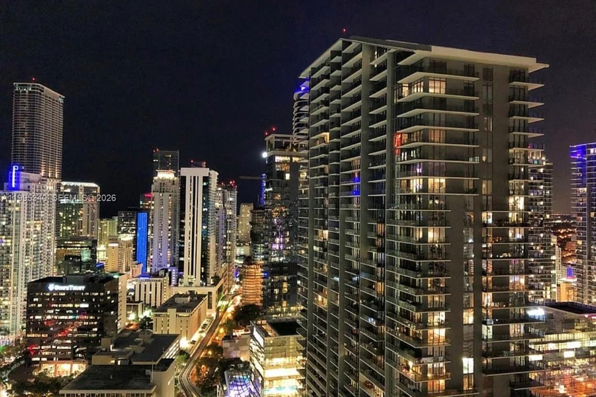 31 SE 5th St #1402, Miami: photo 1 of 10