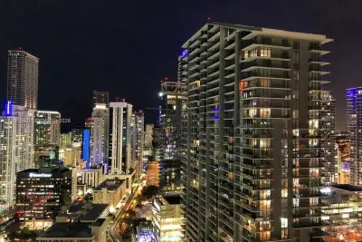 31 SE 5th St #1402, Miami: photo 1 of 10
