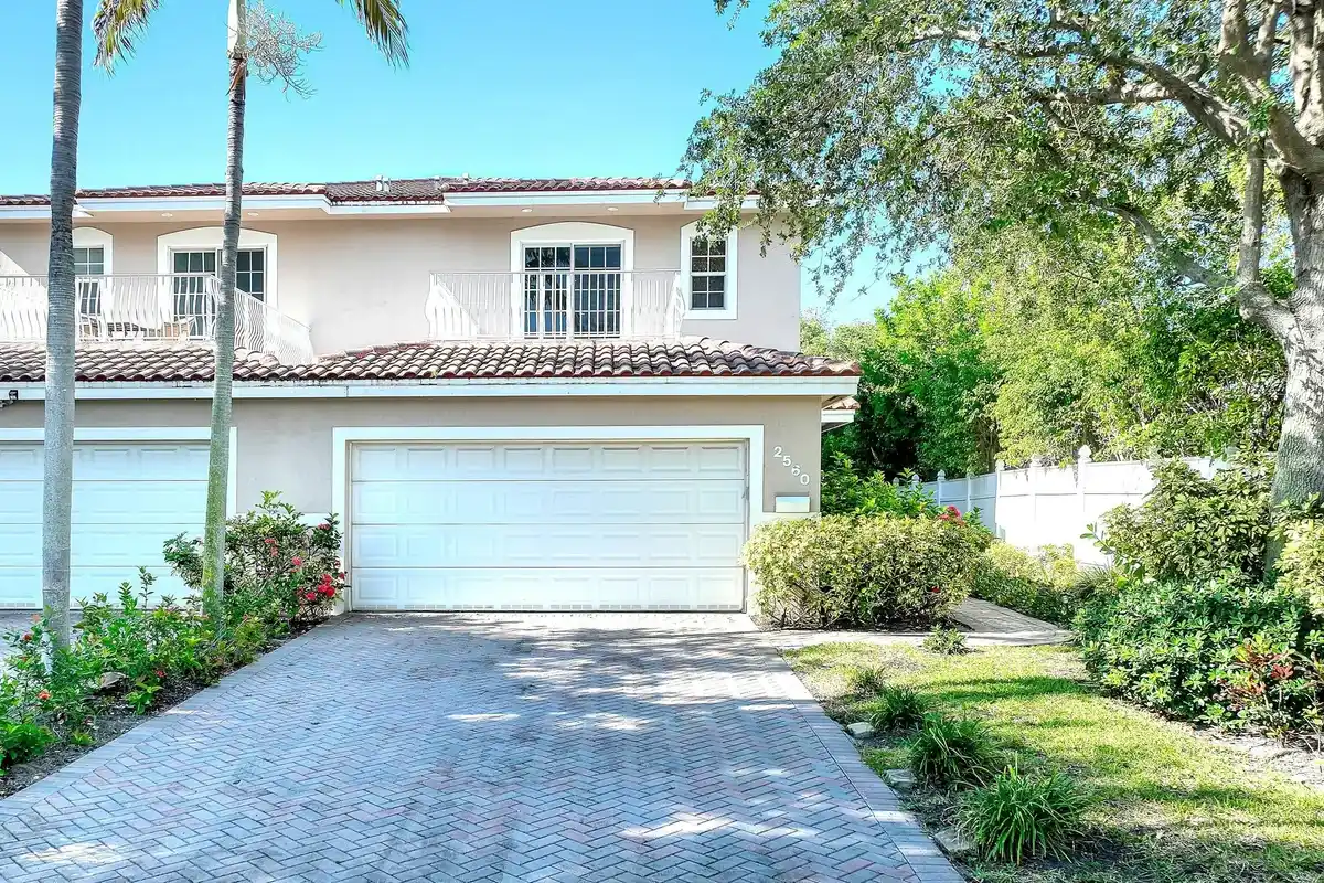 2560 NE 11th St, Pompano Beach: photo 1 of 20