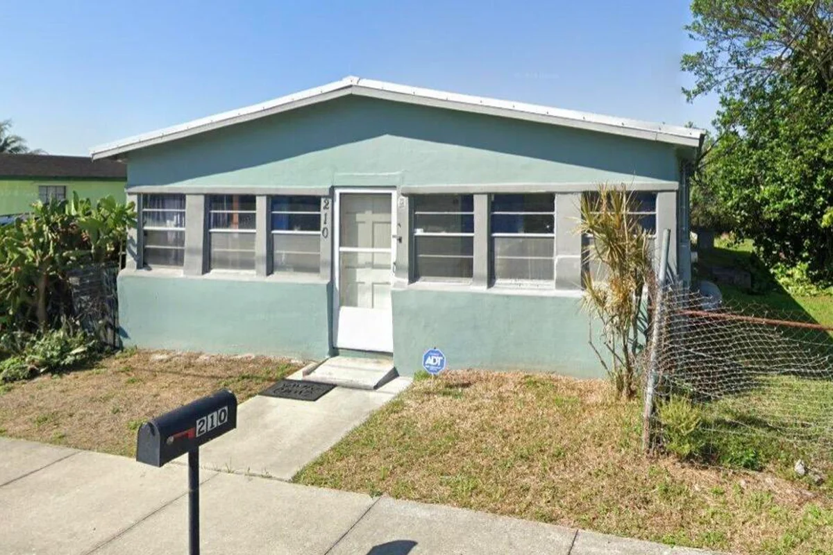 210 SW 12th Ave SW, South Bay: photo 1 of 4