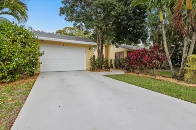 6691 S Pine Ct, West Palm Beach: photo 1 of 59