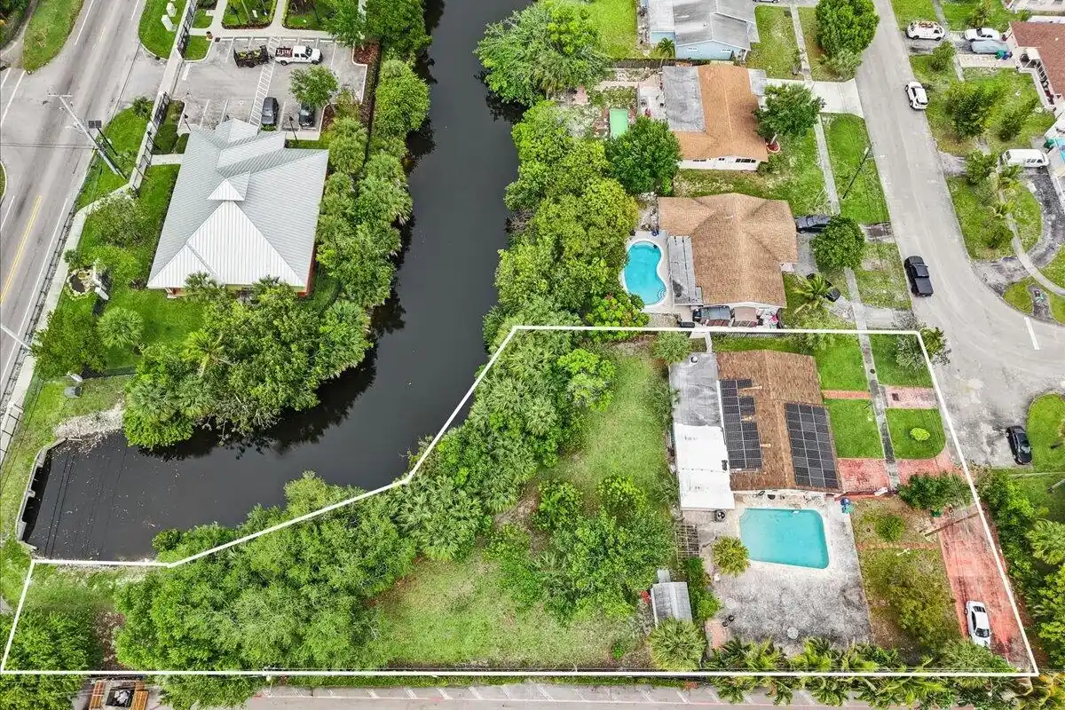 1091 NW 46th Ave, Lauderhill: photo 1 of 20