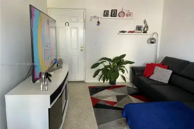 420 NW 12 Ave #43, Miami: photo 1 of 9