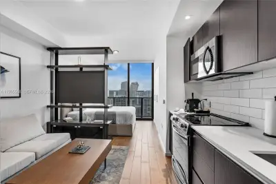 398 NE 5th St #4712, Miami: photo 1 of 10