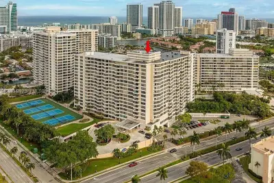 Condo in Hallandale Beach: photo 1 of 7