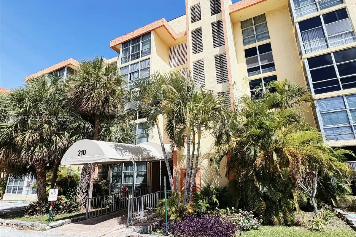 210 172nd St #333, Sunny Isles Beach: photo 1 of 11