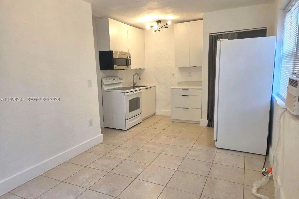 34 SW 6th Ave #4, Dania Beach: photo 1 of 15