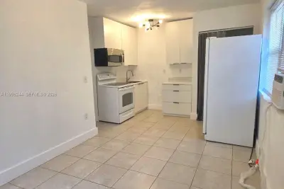 34 SW 6th Ave #4, Dania Beach: photo 1 of 15