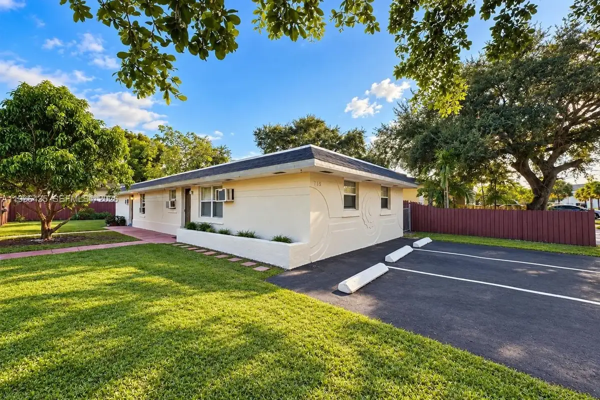 715 SW 6th St, Dania Beach: photo 1 of 22
