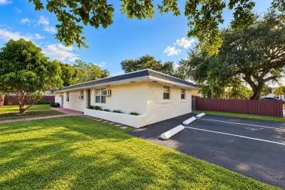 715 SW 6th St, Dania Beach: photo 1 of 22