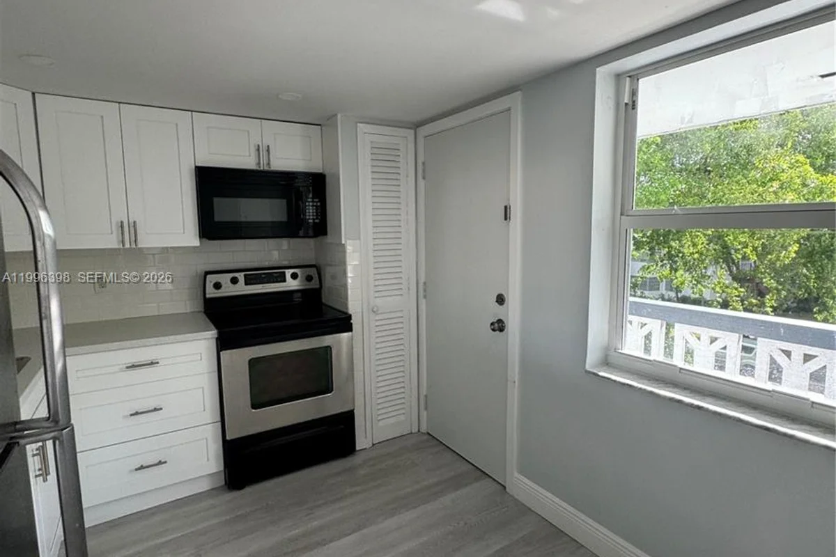 1398 NE 191st St #C305, Miami: photo 1 of 27
