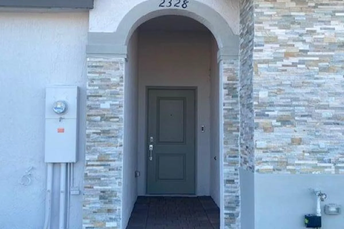 2354 NW 125th St, Miami: photo 1 of 8
