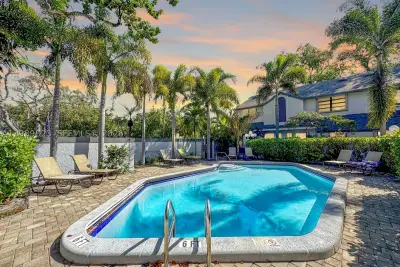 700 SE 14th St #G, Fort Lauderdale: photo 1 of 48